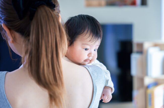 抱っこされる赤ちゃん