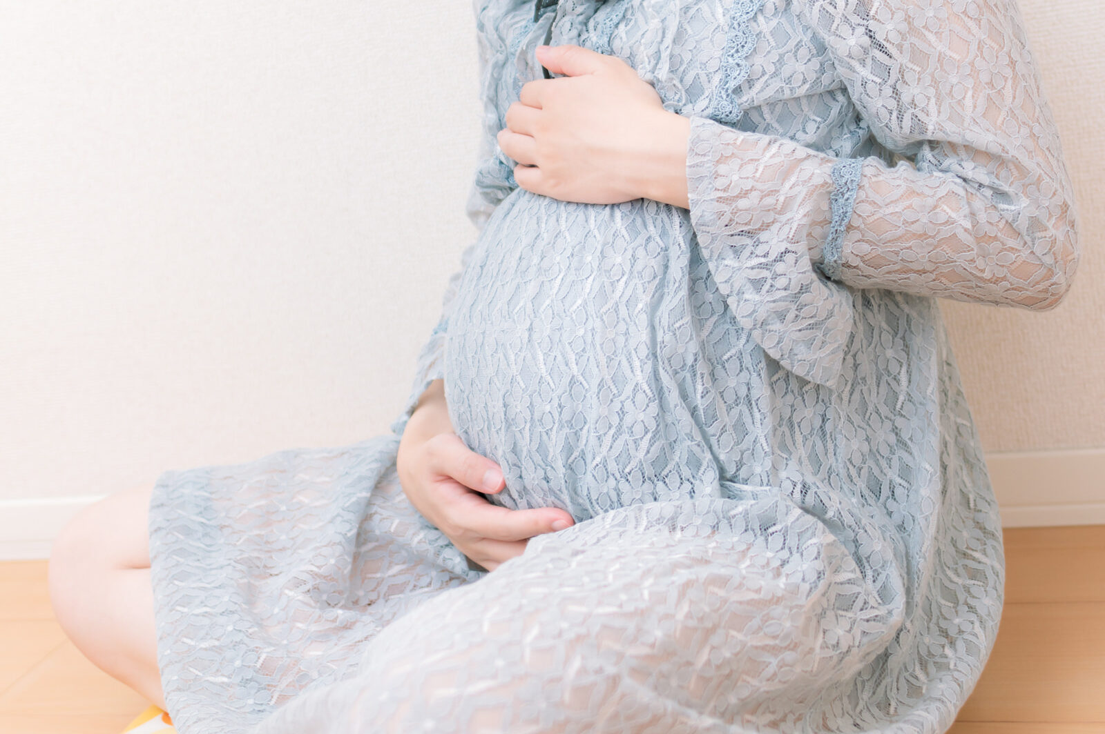 お腹を大事そうにさする妊婦