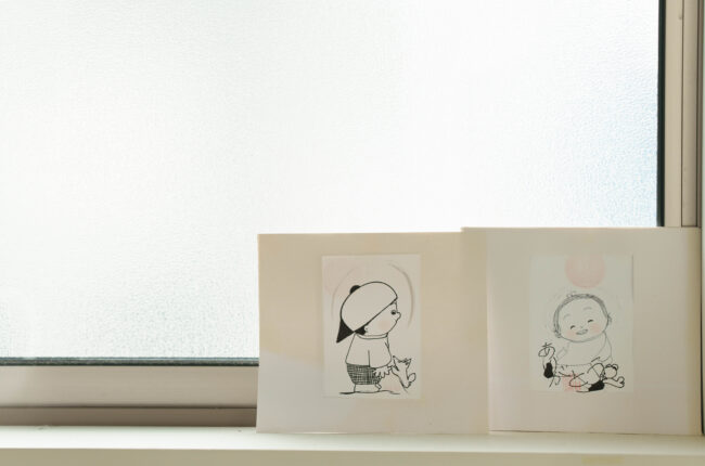 窓際に飾られているイラスト